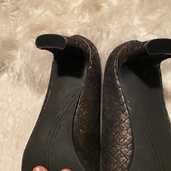 New Vaneli golden and grey reptile suede sz 9.5 - Picture 4 of 10